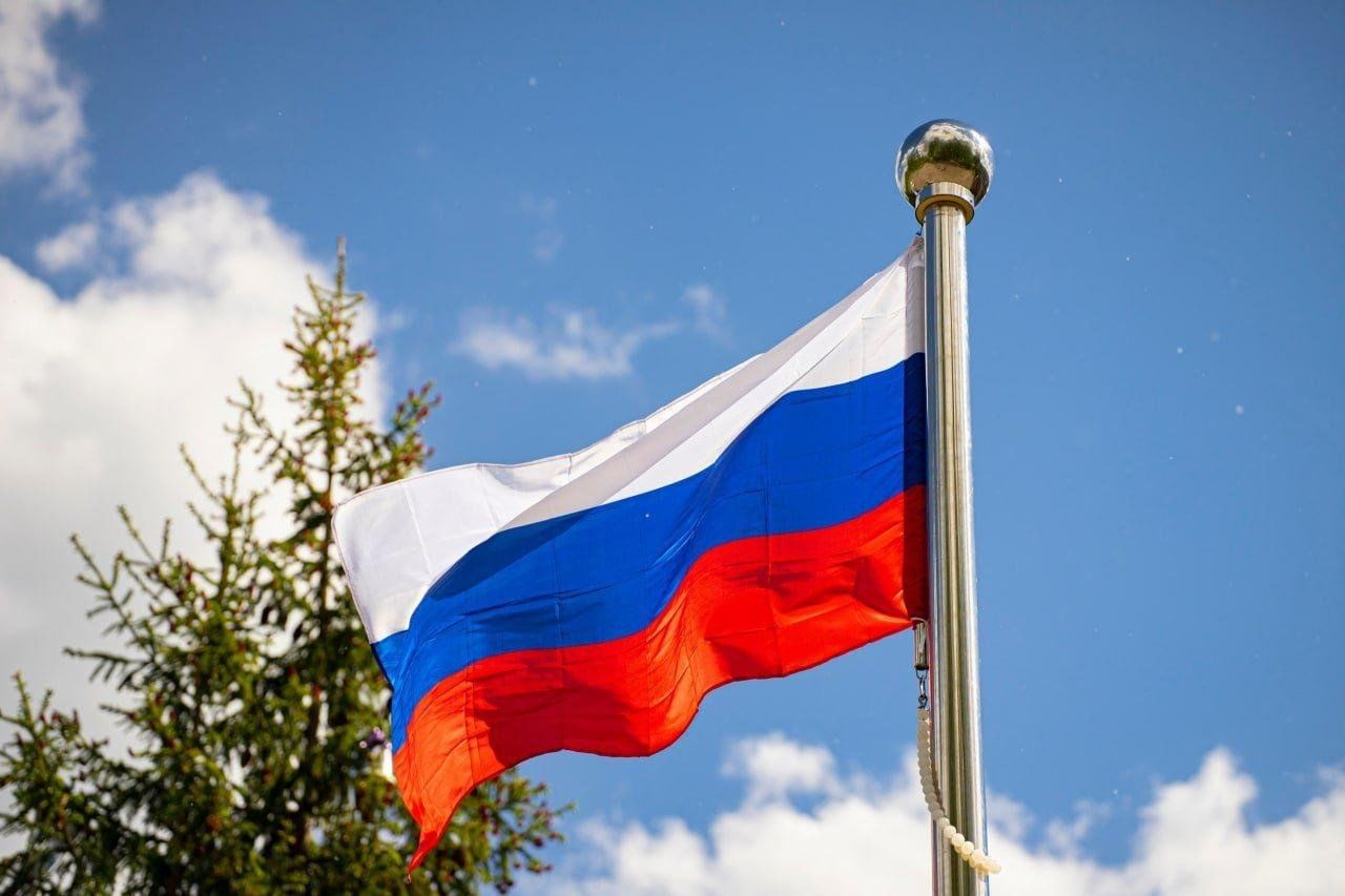 Еженедельная церемония поднятия флага Российской Федерации.